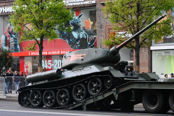 Танк Т-34-85 на репетиции парада в Москве  - Sputnik Армения