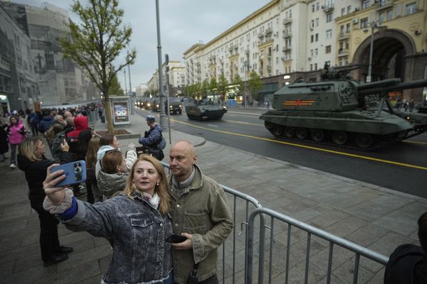 Люди делают селфи на фоне военной техники - Sputnik Армения