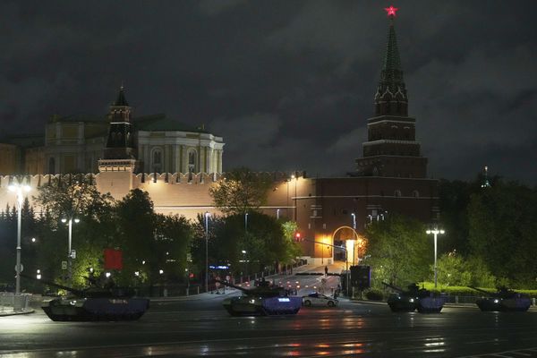 Российские танки Т-80 едут по Боровицкой площади - Sputnik Армения