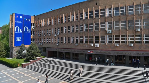 Фасад Российско-Армянского университета (РАУ) - Sputnik Армения