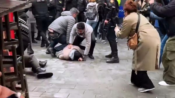 Полиция задержала множество участников первомайской демонстрации в Стамбуле - Sputnik Армения