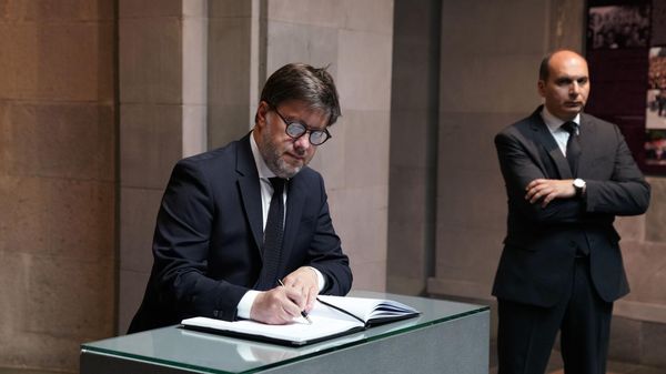  Мэр Марселя Бенуа Паян посетила Мемориальный комплекс Геноцида армян в сопровождении членов Совета старейшин Еревана и Чрезвычайного и Полномочного посла Франции в Республике Армения Оливье Декотиньи (3 мая 2025). Еревaн - Sputnik Армения