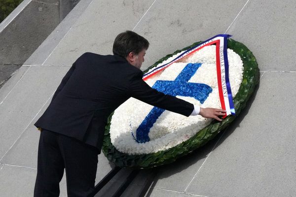  Мэр Марселя Бенуа Паян посетила Мемориальный комплекс Геноцида армян в сопровождении членов Совета старейшин Еревана и Чрезвычайного и Полномочного посла Франции в Республике Армения Оливье Декотиньи (3 мая 2025). Еревaн - Sputnik Армения