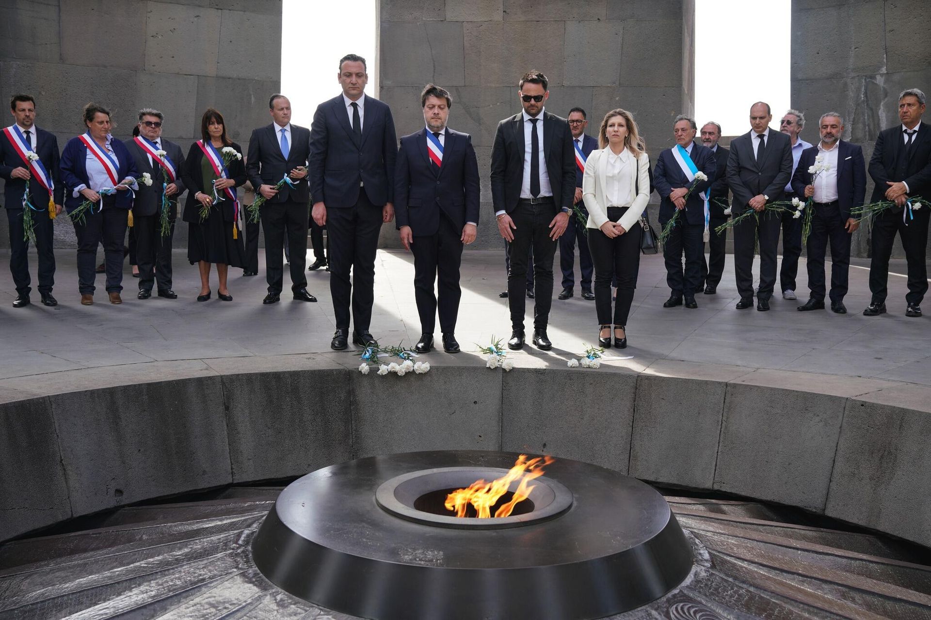  Мэр Марселя Бенуа Паян посетила Мемориальный комплекс Геноцида армян в сопровождении членов Совета старейшин Еревана и Чрезвычайного и Полномочного посла Франции в Республике Армения Оливье Декотиньи (3 мая 2025). Еревaн - Sputnik Армения, 1920, 04.05.2025