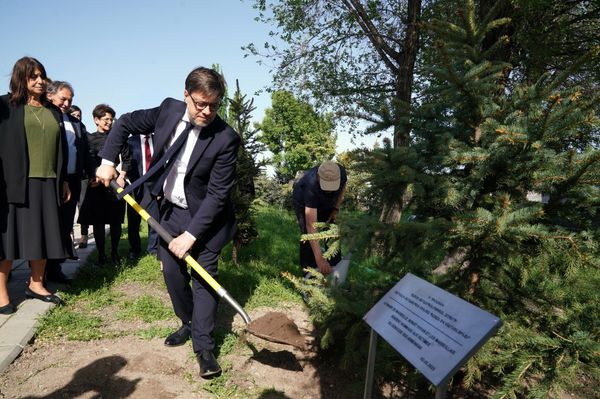  Мэр Марселя Бенуа Паян посетила Мемориальный комплекс Геноцида армян в сопровождении членов Совета старейшин Еревана и Чрезвычайного и Полномочного посла Франции в Республике Армения Оливье Декотиньи (3 мая 2025). Еревaн - Sputnik Армения