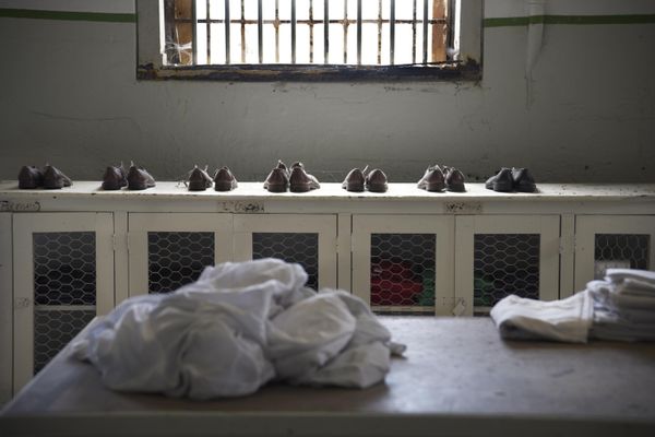 Комната, где заключенным выдавали одежду после душа, входит в число мест, включенных в экскурсию по бывшей федеральной тюрьме Алькатрас - Sputnik Армения
