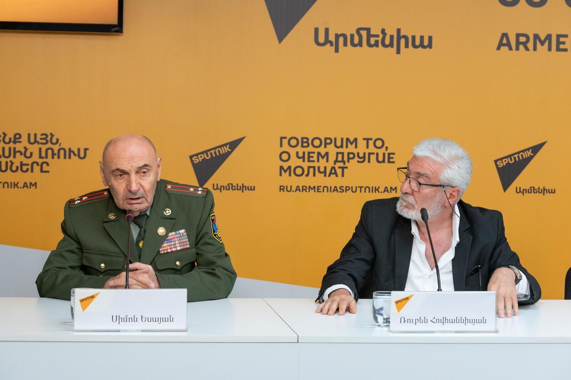 Председатель Объединения ветеранов Армении им. маршала Баграмяна Симон Есаян и режиссер Рубен Оганесян на пресс-конференции в пресс-центре Sputnik (6 мая 2025). Еревaн - Sputnik Արմենիա, 1920, 06.05.2025