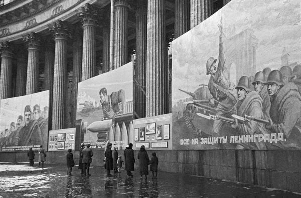 Горожане на выставке плакатов, призывающих к борьбе с фашистскими захватчиками, на колоннаде Казанского собораБлокадный Ленинград - Sputnik Армения