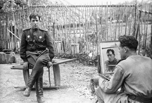 Член Студии военных художников имени М. Б. Грекова Николай Соколов пишет портрет гвардии лейтенанта Николая Брыскина1941-1945 гг. - Sputnik Армения