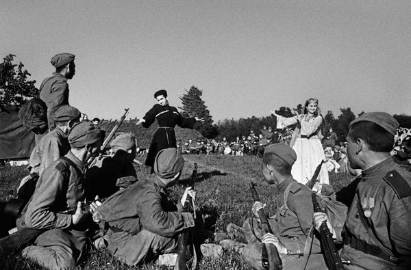 Артисты выступают перед войсками 2-го Прибалтийского фронта  - Sputnik Армения