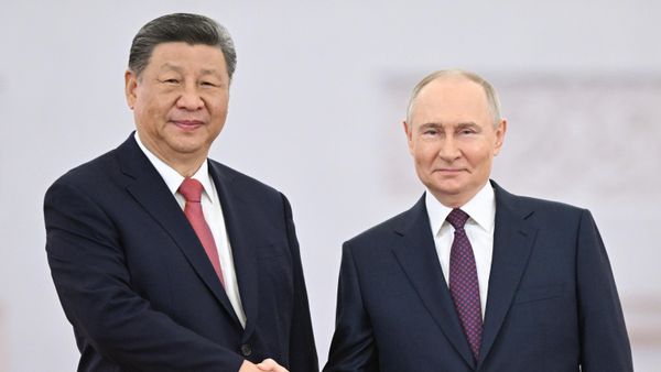 Президент РФ Владимир Путин и председатель КНР Си Цзиньпин во время встречи (8 мая 2025). Москва - Sputnik Армения