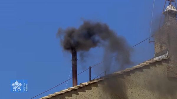 Черный дым снова – как и вчера - поднимается из трубы на крыше Сикстинской капеллы. - Sputnik Արմենիա