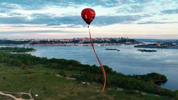 Огромную Георгиевскую ленту – длиной 80 метров - подняли на воздушном шаре в Нижегородской области.  - Sputnik Армения