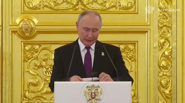 Владимир Путин выступает на обеде от имени президента РФ в честь глав делегаций, прибывших по случаю празднования 80-летия Победы - Sputnik Армения