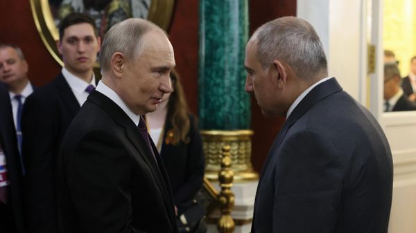 Президент РФ Владимир Путин и премьер-министр Армении Никол Пашинян после окончания обеда для глав иностранных делегаций (8 мая 2025). Москва - Sputnik Армения