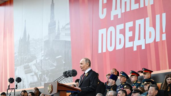 Президент РФ Владимир Путин выступает на Красной площади на военном параде, посвященном 80-летию Победы (9 мая 2025). Москва Президент РФ Владимир Путин выступает на Красной площади на военном параде, посвященном 80-летию Победы (9 мая 2025). Москва - Sputnik Армения