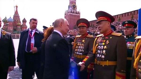 Путин на Красной площади пообщался с северокорейскими военнослужащими - Sputnik Армения