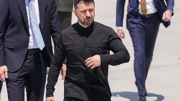 Президент Украины Владимир Зеленский прибыл в турецкую столицу, чтобы встретиться с президентом Турции Реджепом Тайипом Эрдоганом (15 мая 2025). Анкара - Sputnik Армения
