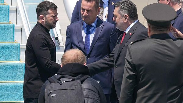 Президент Украины Владимир Зеленский прибыл в турецкую столицу, чтобы встретиться с президентом Турции Реджепом Тайипом Эрдоганом (15 мая 2025). Анкара - Sputnik Армения