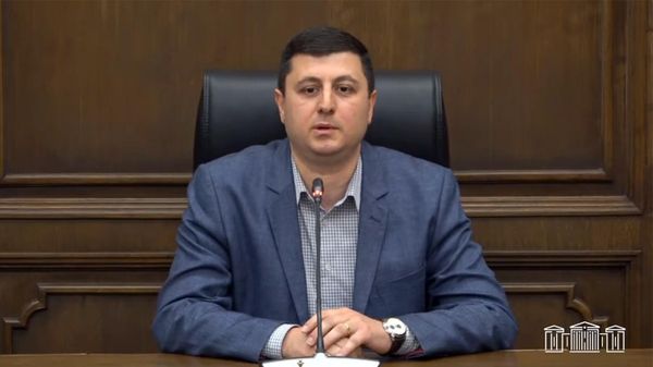 Депутат Тигран Абрамян во время Парламентских брифингов (16 мая 2025). Еревaн - Sputnik Армения