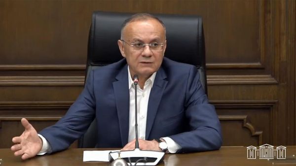 Депутат Сейран Оганян во время Парламентских брифингов (16 мая 2025). Еревaн - Sputnik Армения