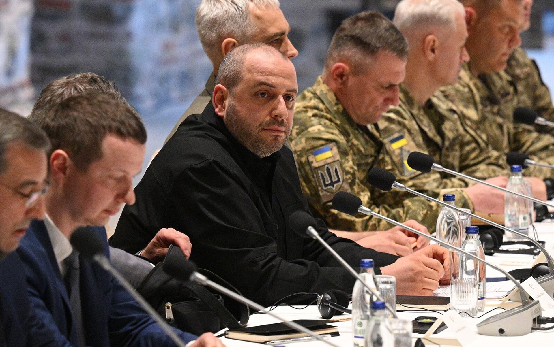 Украинская делегация во главе с министром обороны Рустемом Умеровым во время переговоров Россия-Украина (16 мая 2025). Стамбул - Sputnik Армения, 1920, 16.05.2025