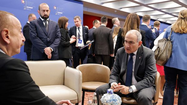 Встреча премьер-министра Армении Никола Пашиняна и президента Азербайджана Ильхама Алиева (16 мая 2025). Тирана - Sputnik Армения