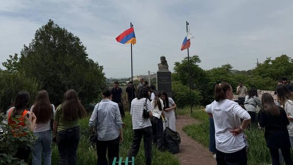 Волонтеры Русского Дома, АНО Евразия и студенты российских вузов очищают территорию у Холма Паскевича (18 мая 2025). Еревaн - Sputnik Армения