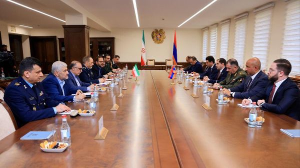 Министр обороны Сурен Папикян на встрече с министром обороны и поддержки Вооруженных сил ИРИ, бригадным генералом Азизом Насирзаде (20 мая 2025). Еревaн - Sputnik Армения