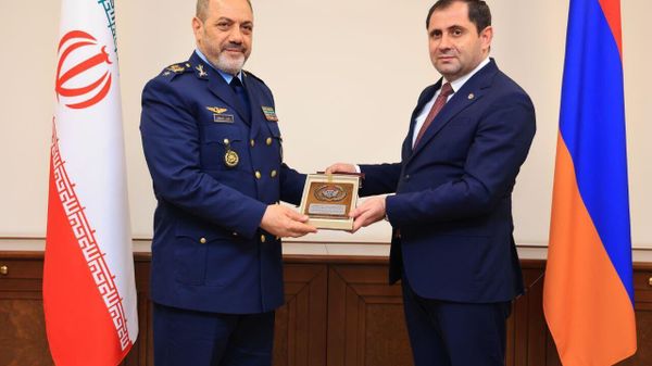 Սուրեն Պապիկյանն ընդունել է ԻԻՀ պաշտպանության և զինված ուժերի աջակցման նախարար, բրիգադի գեներալ Ազիզ Նասիրզադեին - Sputnik Արմենիա