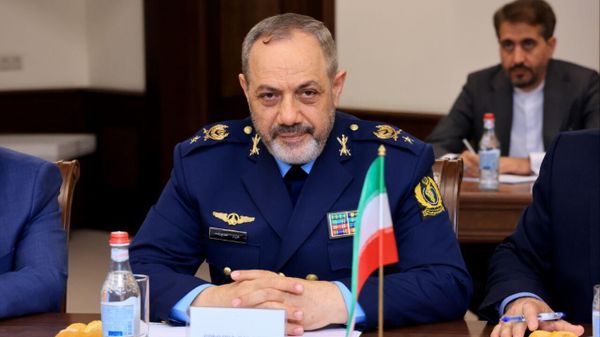 Министр обороны и поддержки Вооруженных сил ИРИ, бригадный генерал Азиз Насирзаде на встрече с министром обороны Армении (20 мая 2025). Еревaн - Sputnik Армения