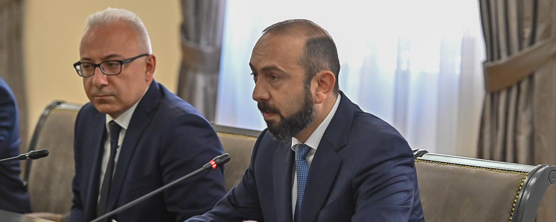 Mинистры иностранных дел РА Арарат Мирзоян во время встречи с российским коллегой в расширенном составе (21 мая 2025). Еревaн - Sputnik Армения, 1920, 21.05.2025