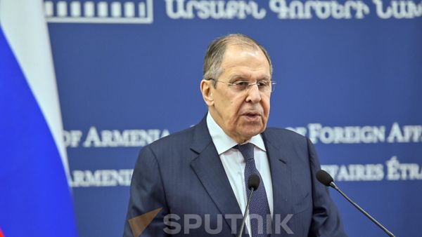 Министр иностранных дел России Сергей Лавров на совместной пресс-конференции с армянским коллегой по итогам встречи (21 мая 2025). Еревaн - Sputnik Армения