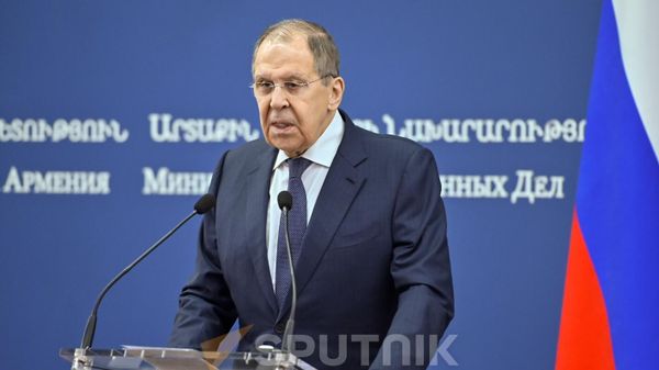 Министр иностранных дел России Сергей Лавров на совместной пресс-конференции с армянским коллегой по итогам встречи (21 мая 2025). Еревaн - Sputnik Армения