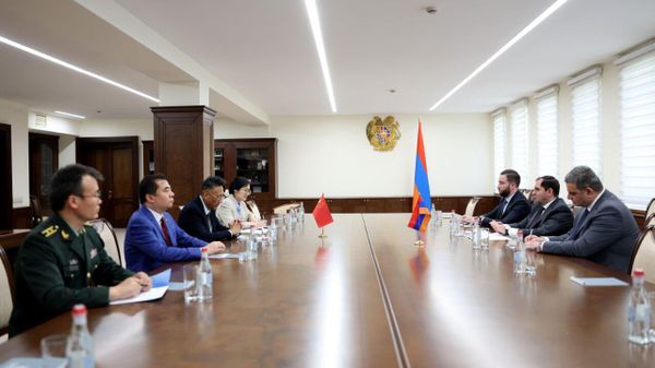Министр обороны Сурен Папикян принял нового Чрезвычайного и полномочного посла Китая Ли Синвэя (21 мая 2025). Еревaн - Sputnik Армения