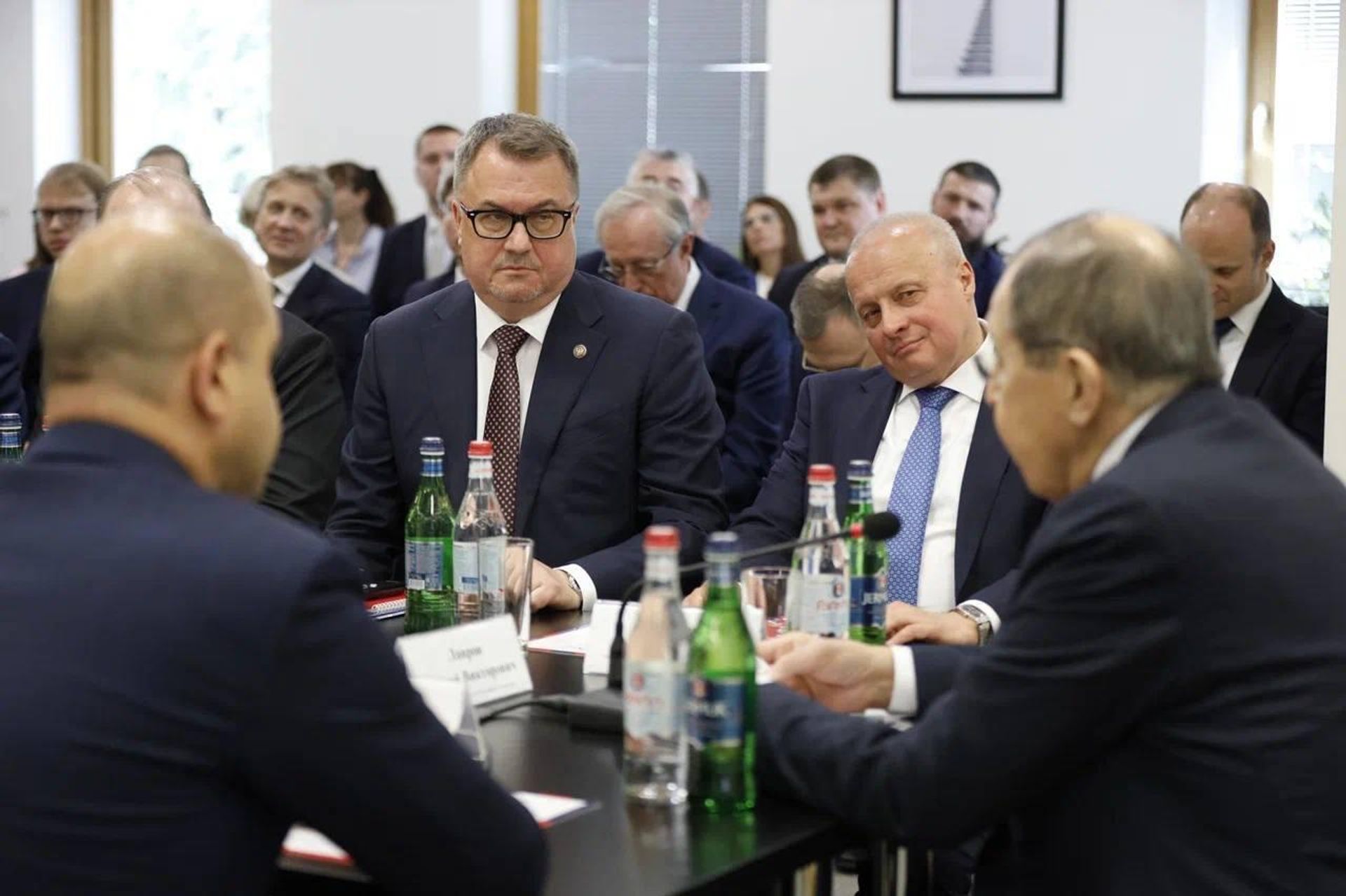Глава МИД РФ Сергей Лавров, посол РФ Сергей Копыркин и руководитель Россотрудничества Вадим Фефилов в Русском Доме (21 мая 2025). Еревaн - Sputnik Армения, 1920, 21.05.2025