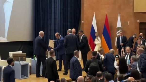 Подарки Лаврову в РАУ - Sputnik Արմենիա