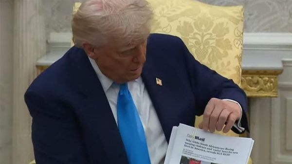 Трамп показал президенту ЮАР распечатки из газет, в которых якобы есть факты, доказывающие насилие против белых фермеров в республике.  - Sputnik Армения