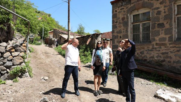 Омбудсмен Анаит Манасян посетила села Хознавар и Хнацах (22 мая 2025). Сюник - Sputnik Армения