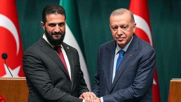 Президент Турции Реджеп Тайип Эрдоган пожимает руку временному президенту Сирии Ахмаду аш-Шараа во время совместной пресс-конференции по итогам встречи (4 февраля 2025). Анкарa - Sputnik Армения