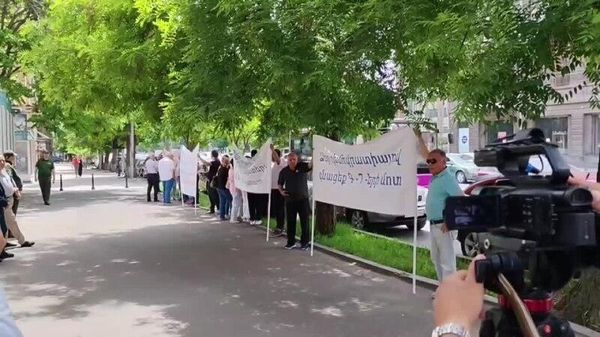 Ֆրանսիայի դեսպանատան մոտ բողոքի ակցիա է ընթանում - Sputnik Արմենիա