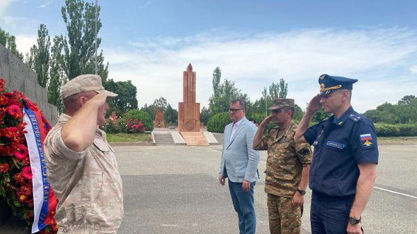 Возложение цветов от командования 102 базы МО РФ и Россотрудничество к мемориальному комплексу Сардарапат (27 мая 2025). Армавир - Sputnik Армения