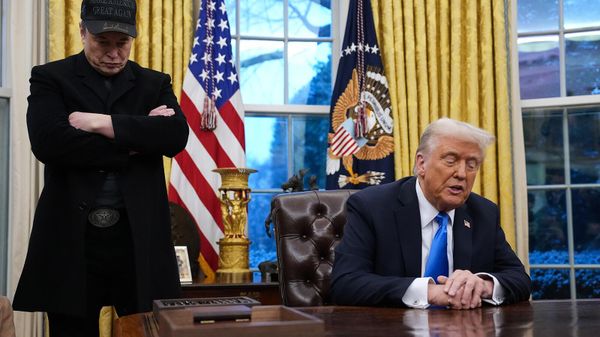 Генеральный директор Tesla и SpaceX Илон Маск и президент США Дональд Трамп в Овальном кабинете Белого дома (11 февраля 2025). Вашингтон - Sputnik Армения