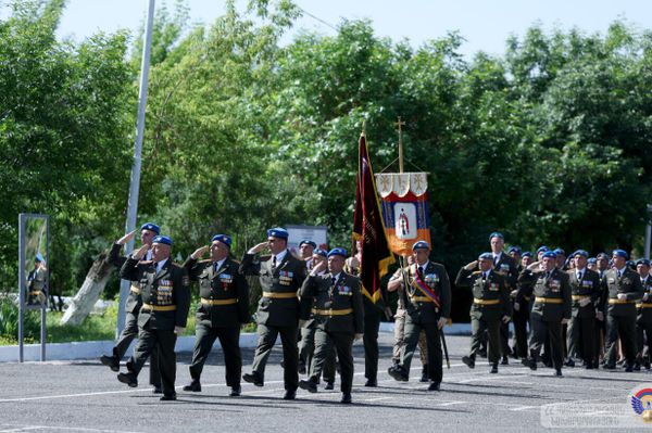 Министр обороны Сурен Папикян в сопровождении ряда высокопоставленных военных посетил бригаду миротворческих сил, принял участие в торжественной церемонии, посвященной Международному дню Миротворца (29 мая 2025). Еревaн - Sputnik Армения