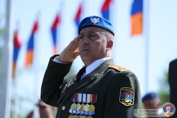 Министр обороны Сурен Папикян в сопровождении ряда высокопоставленных военных посетил бригаду миротворческих сил, принял участие в торжественной церемонии, посвященной Международному дню Миротворца (29 мая 2025). Еревaн - Sputnik Армения