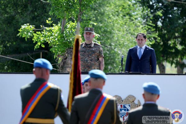 Министр обороны Сурен Папикян в сопровождении ряда высокопоставленных военных посетил бригаду миротворческих сил, принял участие в торжественной церемонии, посвященной Международному дню Миротворца (29 мая 2025). Еревaн - Sputnik Армения