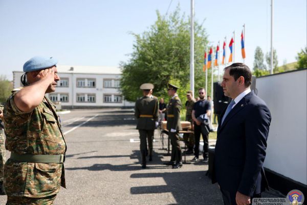Министр обороны Сурен Папикян в сопровождении ряда высокопоставленных военных посетил бригаду миротворческих сил, принял участие в торжественной церемонии, посвященной Международному дню Миротворца (29 мая 2025). Еревaн - Sputnik Армения