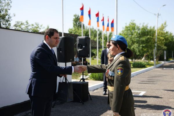 Министр обороны Сурен Папикян в сопровождении ряда высокопоставленных военных посетил бригаду миротворческих сил, принял участие в торжественной церемонии, посвященной Международному дню Миротворца (29 мая 2025). Еревaн - Sputnik Армения