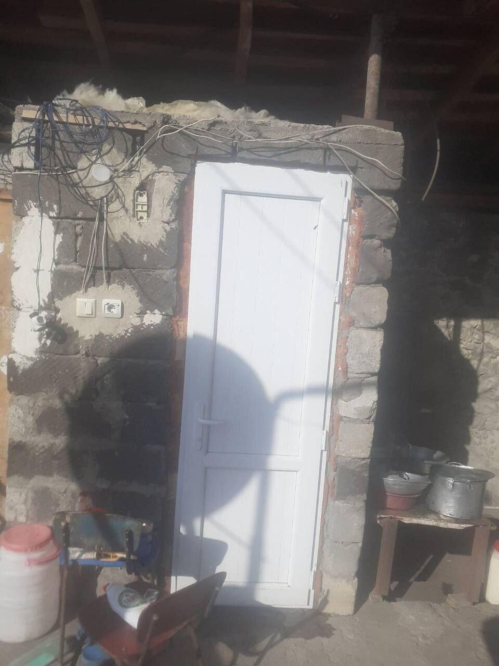 Последствия обстрела со стороны азербайджанский ВС жилого дома в селе Хознавар (30 мая 2025). Сюник - Sputnik Արմենիա, 1920, 30.05.2025