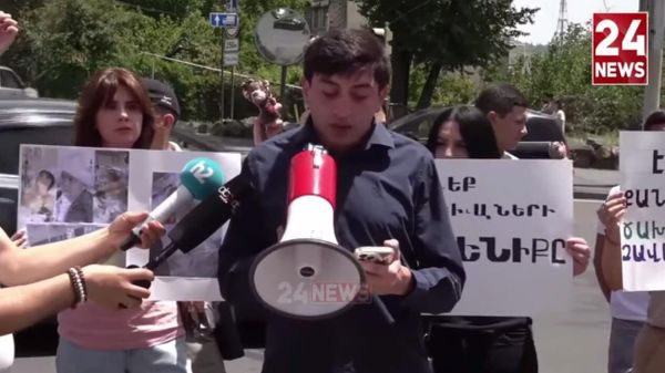 Акция протеста молодежного крыла АРФД и переселенцев из НК у правительственных дач (1 июня 2025). Еревaн - Sputnik Армения